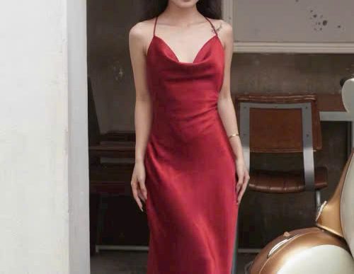 Dáng đầm ôm hai dây cổ đổ tinh tế