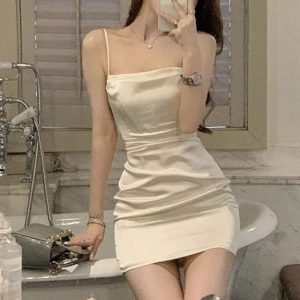 Váy lụa ôm dáng ngắn trẻ trung