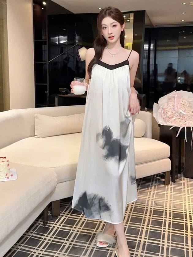 vay lua dai trang den